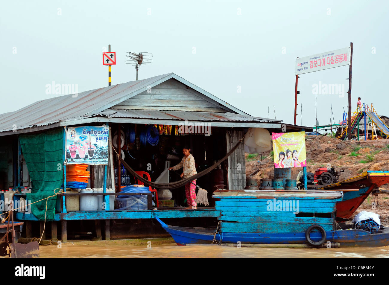 Il Tonle Sap lago d'acqua dolce siem reap cambogia houseboat negozio boat disposizioni disposizione negozio ormeggiate lungo riva Foto Stock