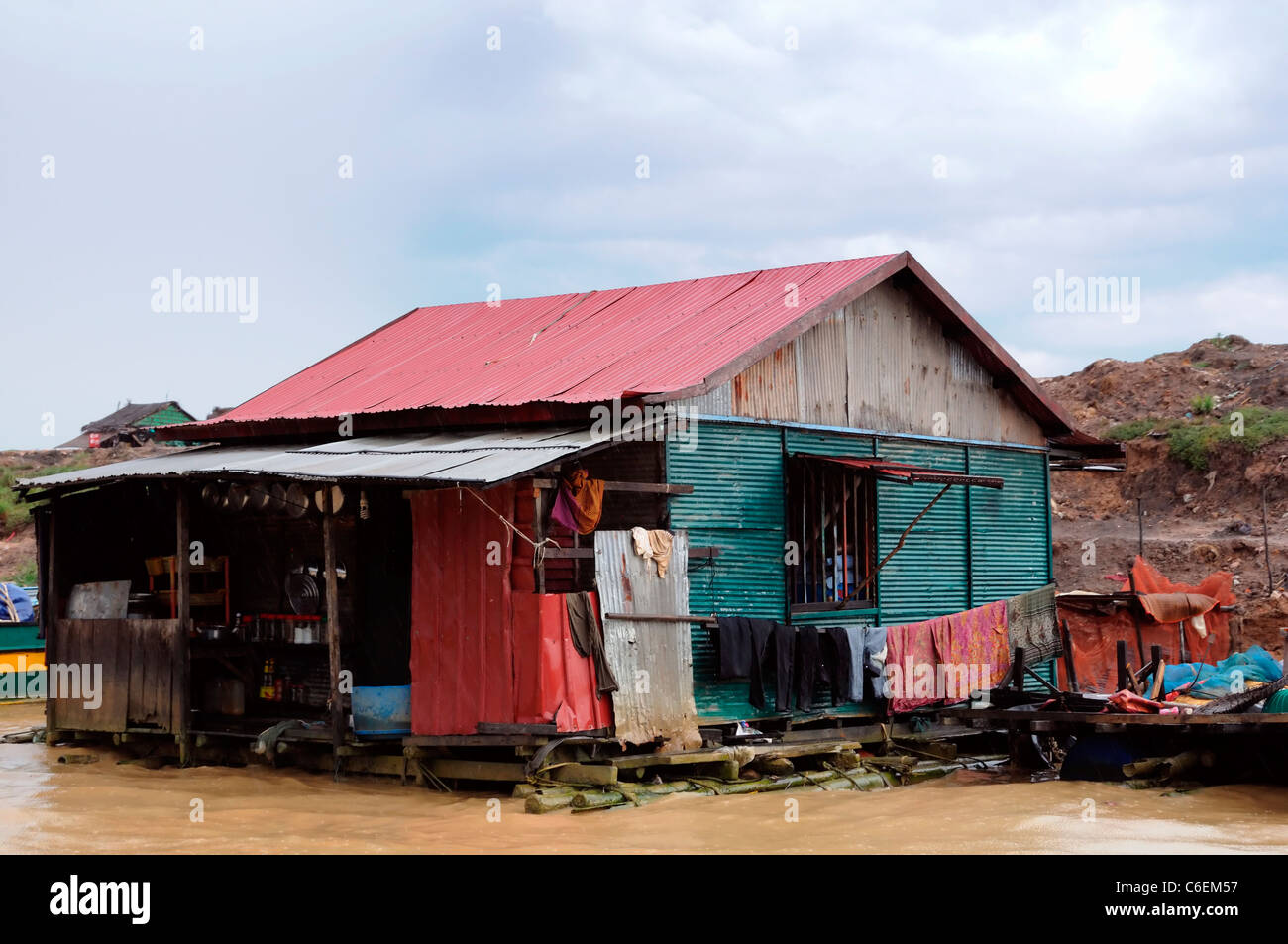 Il Tonle Sap lago d'acqua dolce siem reap cambogia houseboat sul lato del lago realizzato da galvanizzare i fogli di stagno Foto Stock