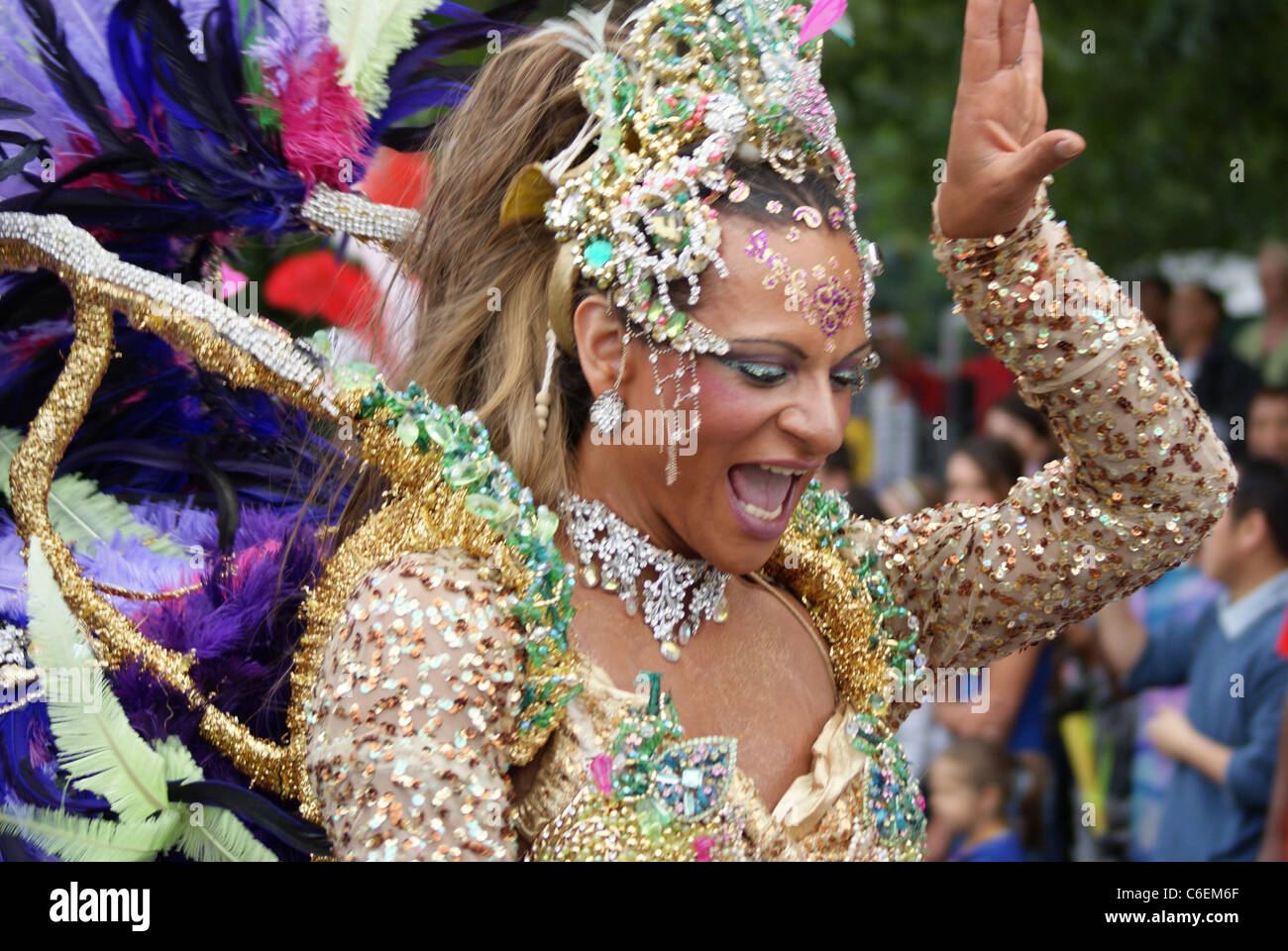 Interprete nel carnevale di Notting Hill, il più grande di tutta Europa festvail street. Foto Stock