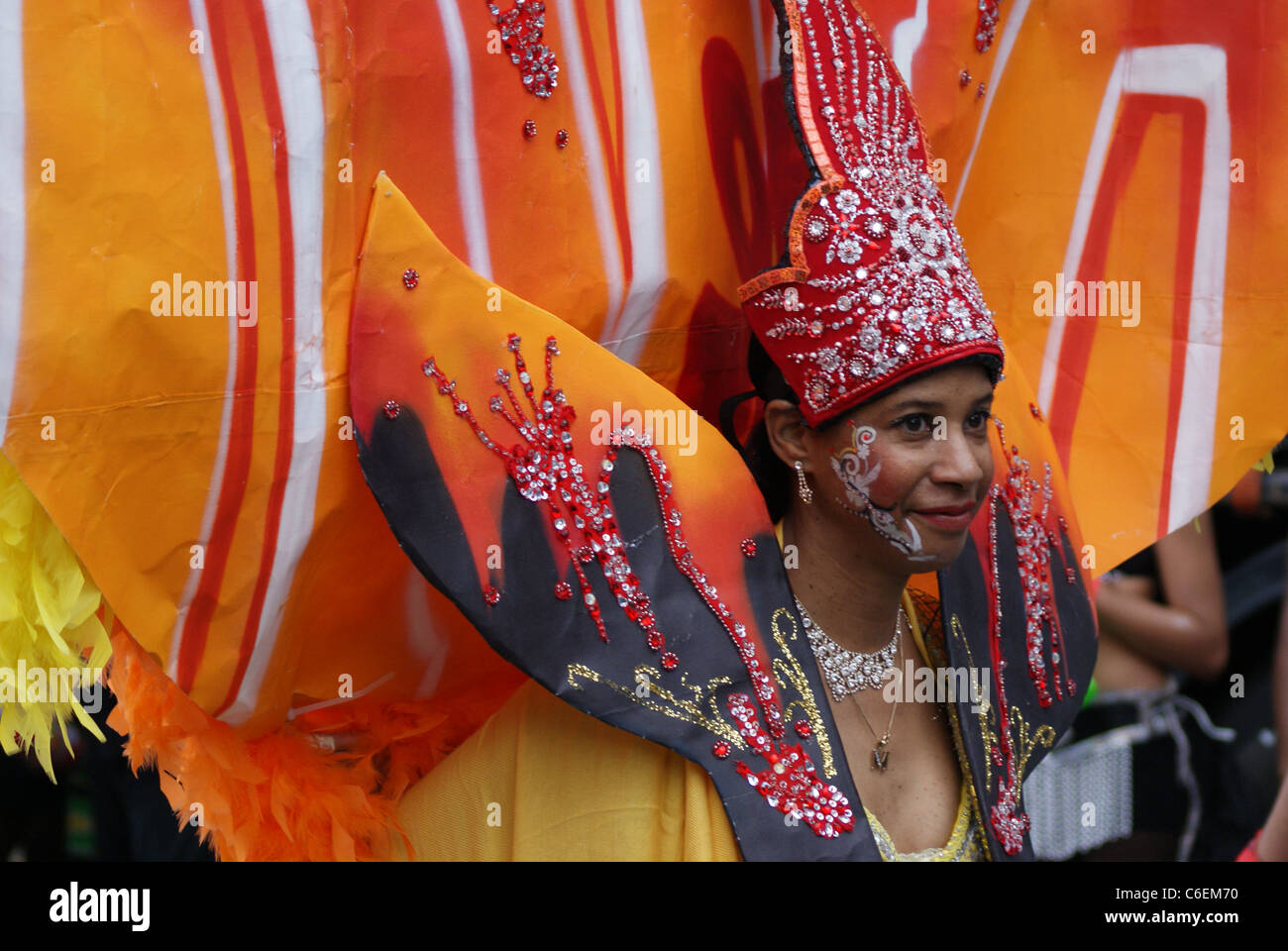 Interprete nel carnevale di Notting Hill, in Europa il più grande festival di strada. Foto Stock