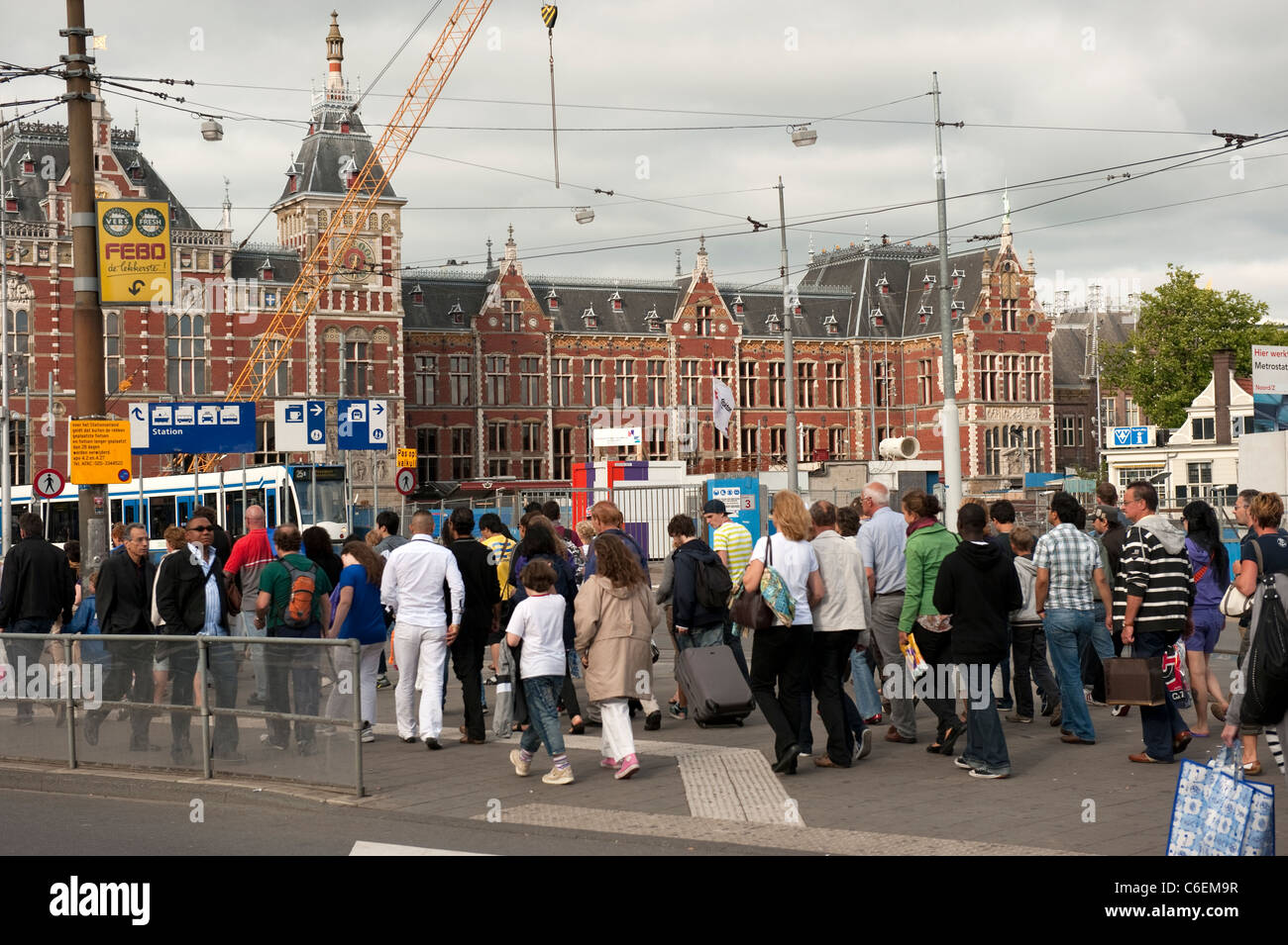 La folla di turisti Amsterdam Olanda Paesi Bassi Europa Foto Stock