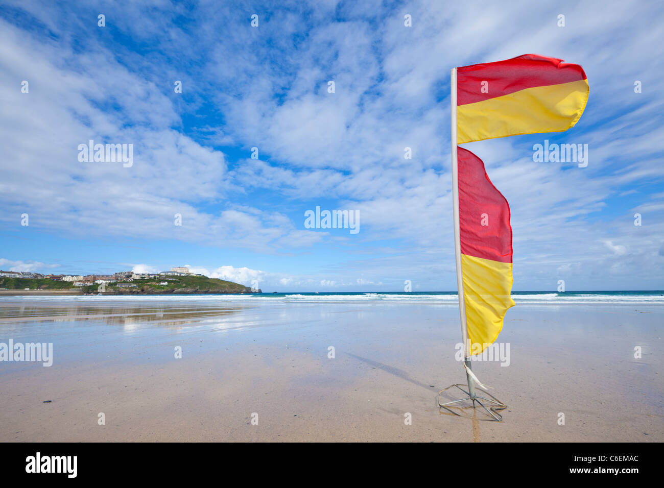 Bagnino di turno flag di avviso di colore giallo e rosso su spiagge di Newquay Cornwall Inghilterra UK GB EU Europe Foto Stock