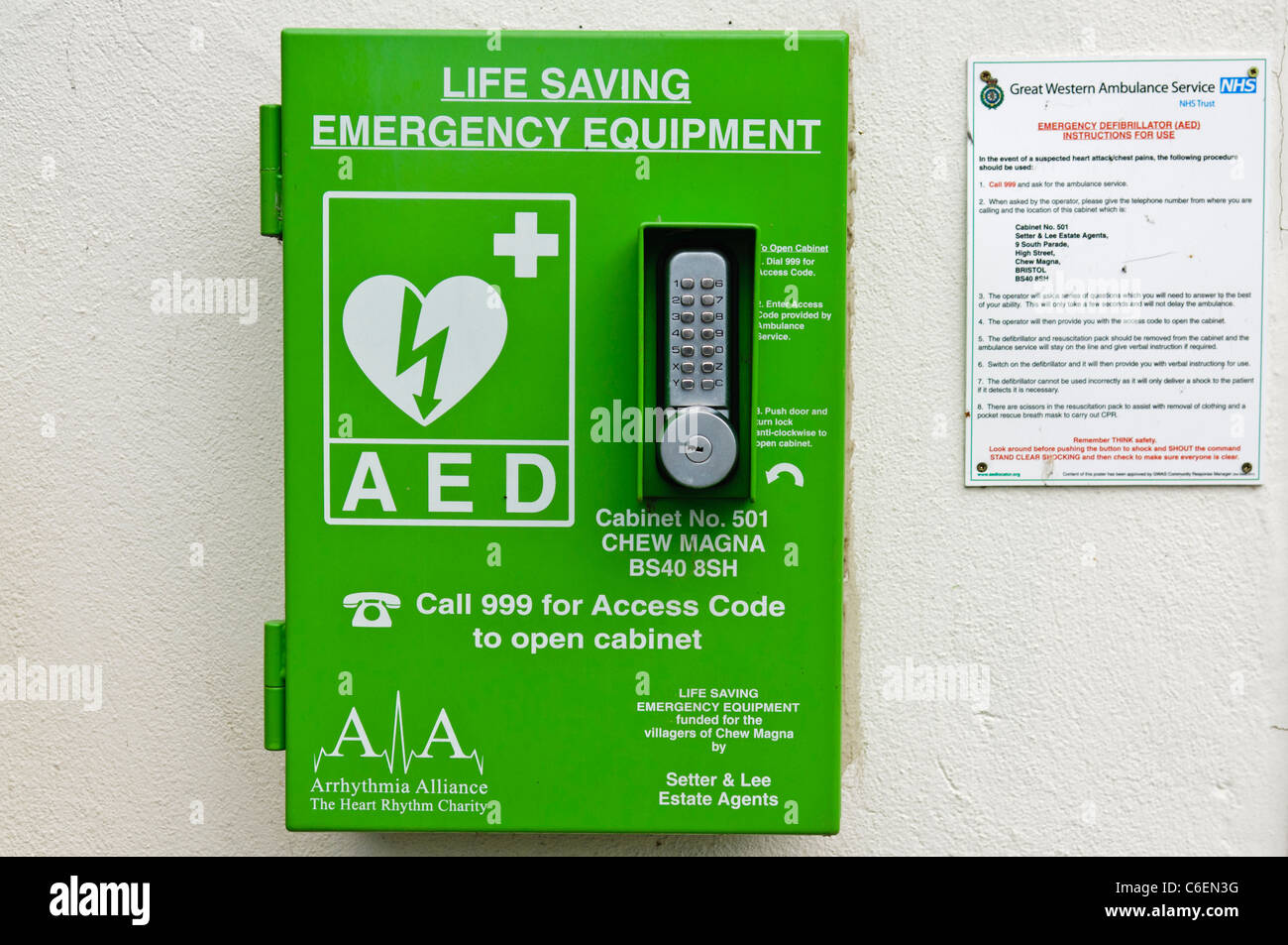 Defibrillatore automatico esterno in un cabinet bloccato in un'area pubblica Foto Stock