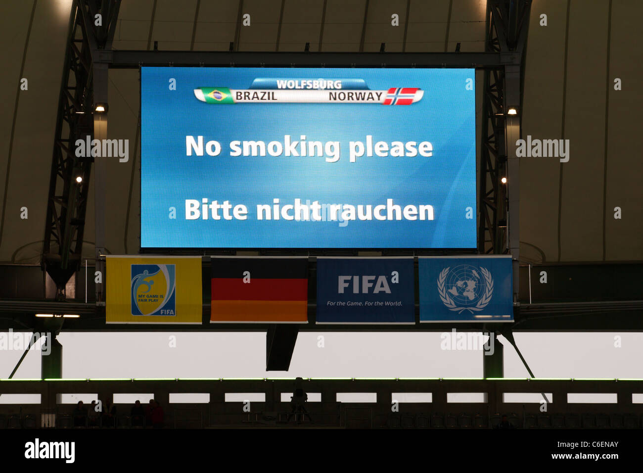 Un video display indica No Smoking a 2011 Coppa del Mondo Donne soccer match in Arena Allerpark Im a Wolfsburg, in Germania. Foto Stock