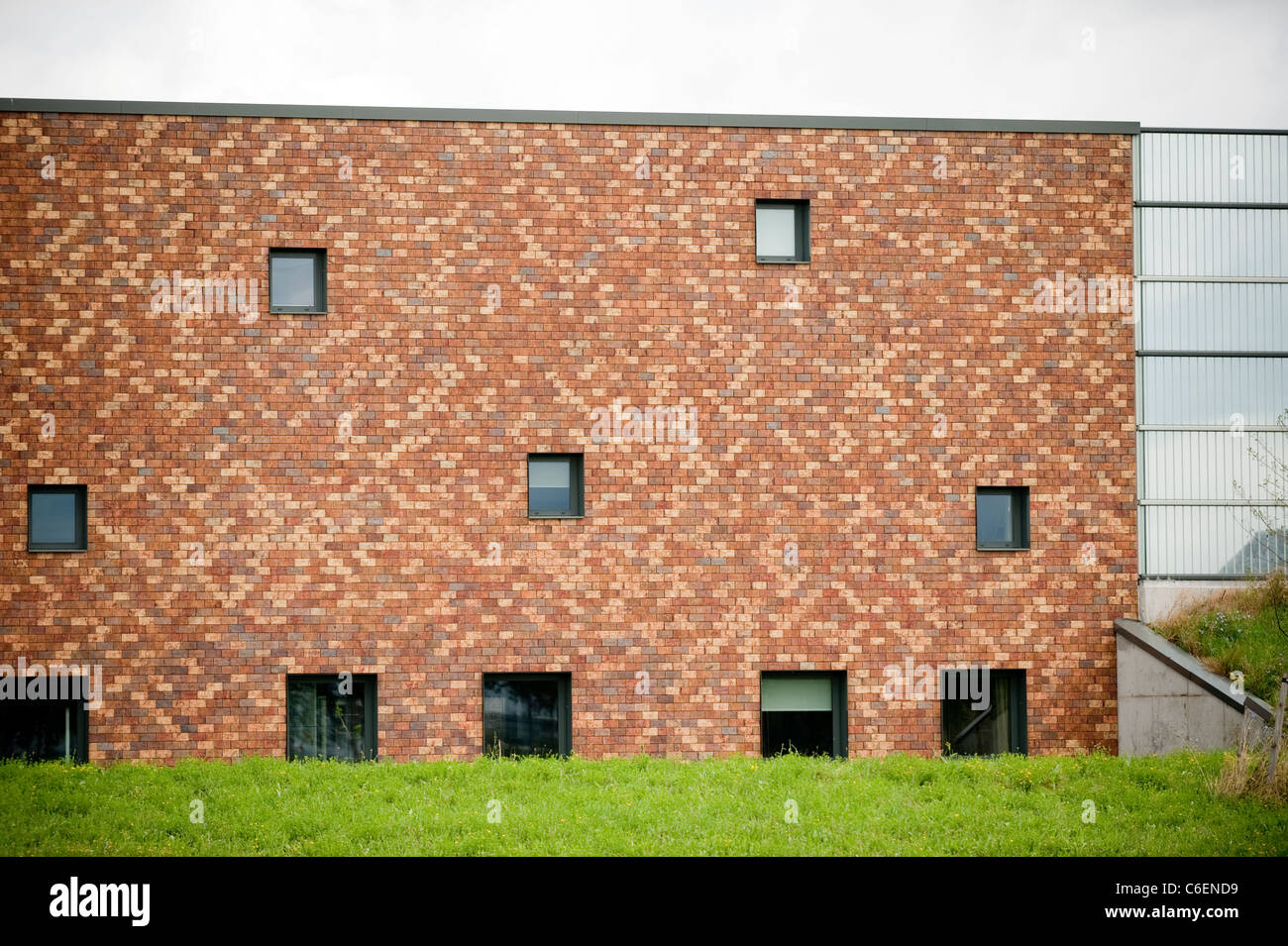 Grande muro di mattoni piccole finestre Beuningen Holland Olanda Europa Foto Stock