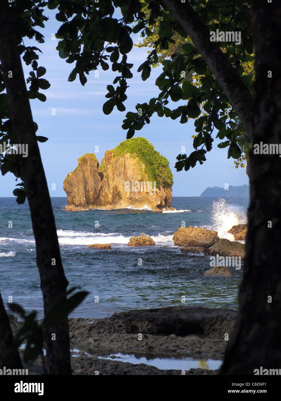Piccola isola con le onde che si infrangono sulla costa. Il litorale caraibico. Costa Rica Foto Stock