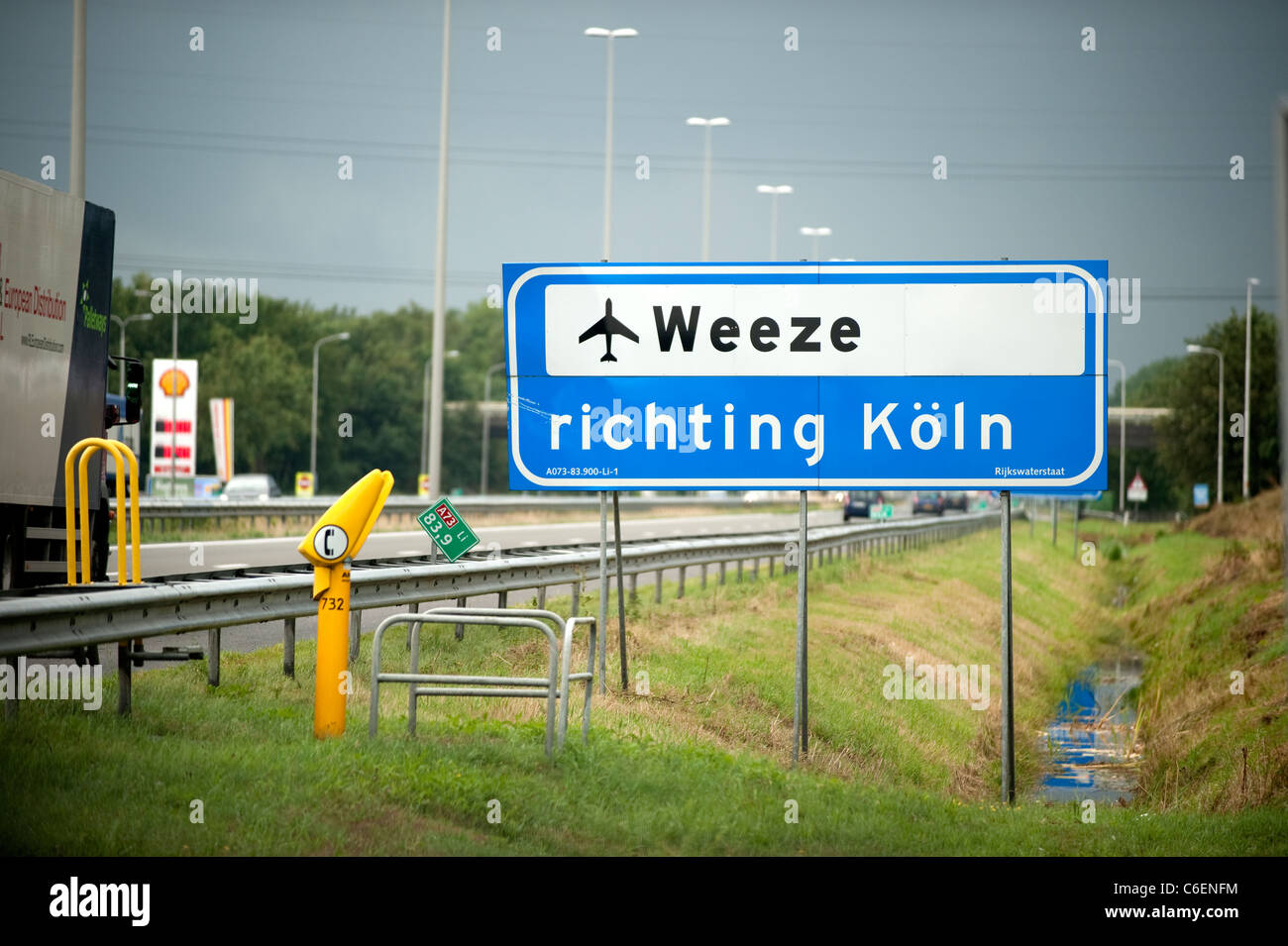 Segno Weeze Aeroporto Richting Koln E31 A73 Belgio Belgie Europa Foto Stock