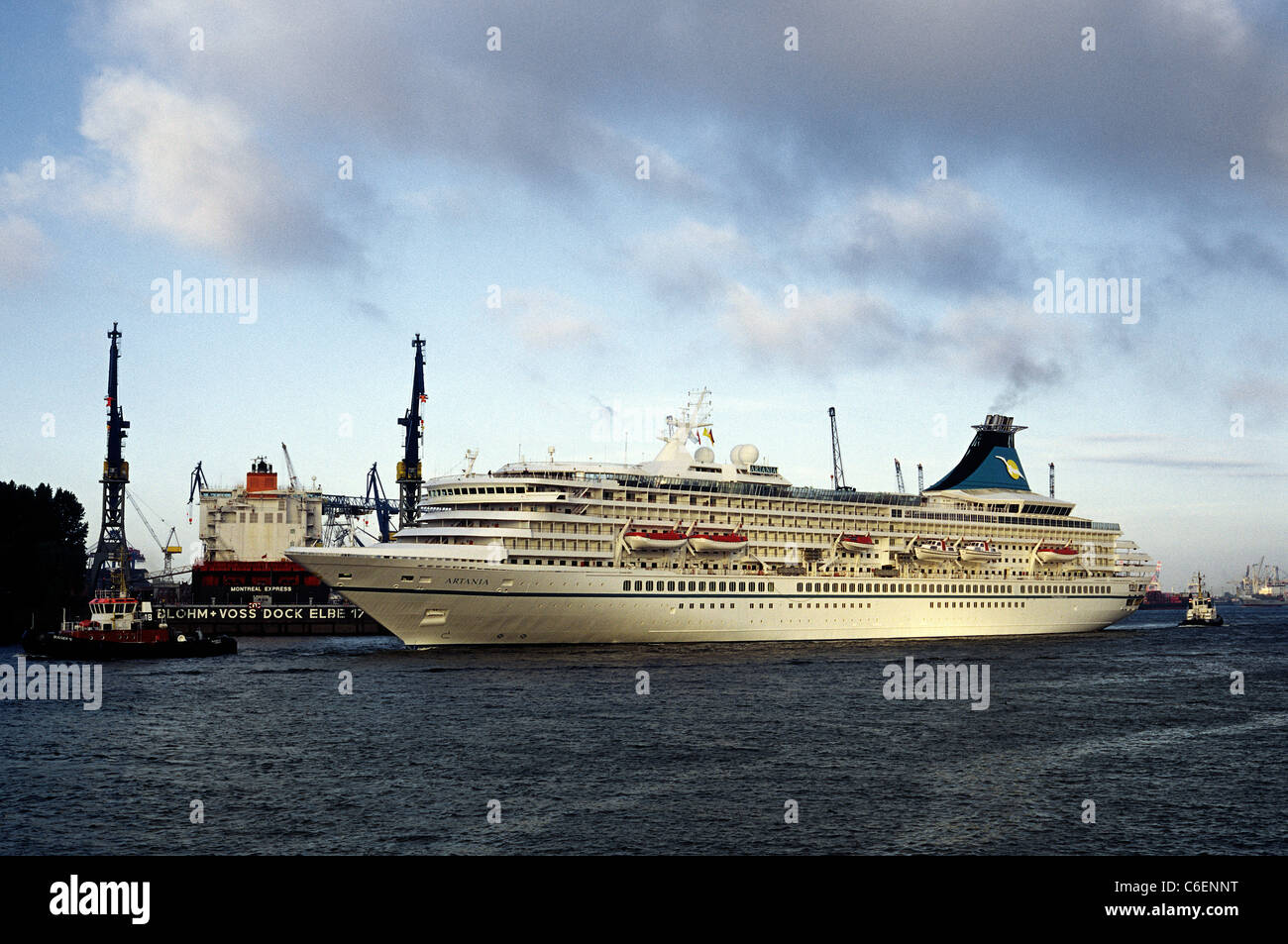 Nave da crociera MS Artania passa Blohm Voss+cantiere navale nel porto di Amburgo il suo primo giorno in servizio per il tedesco Phoenix Reisen. Foto Stock