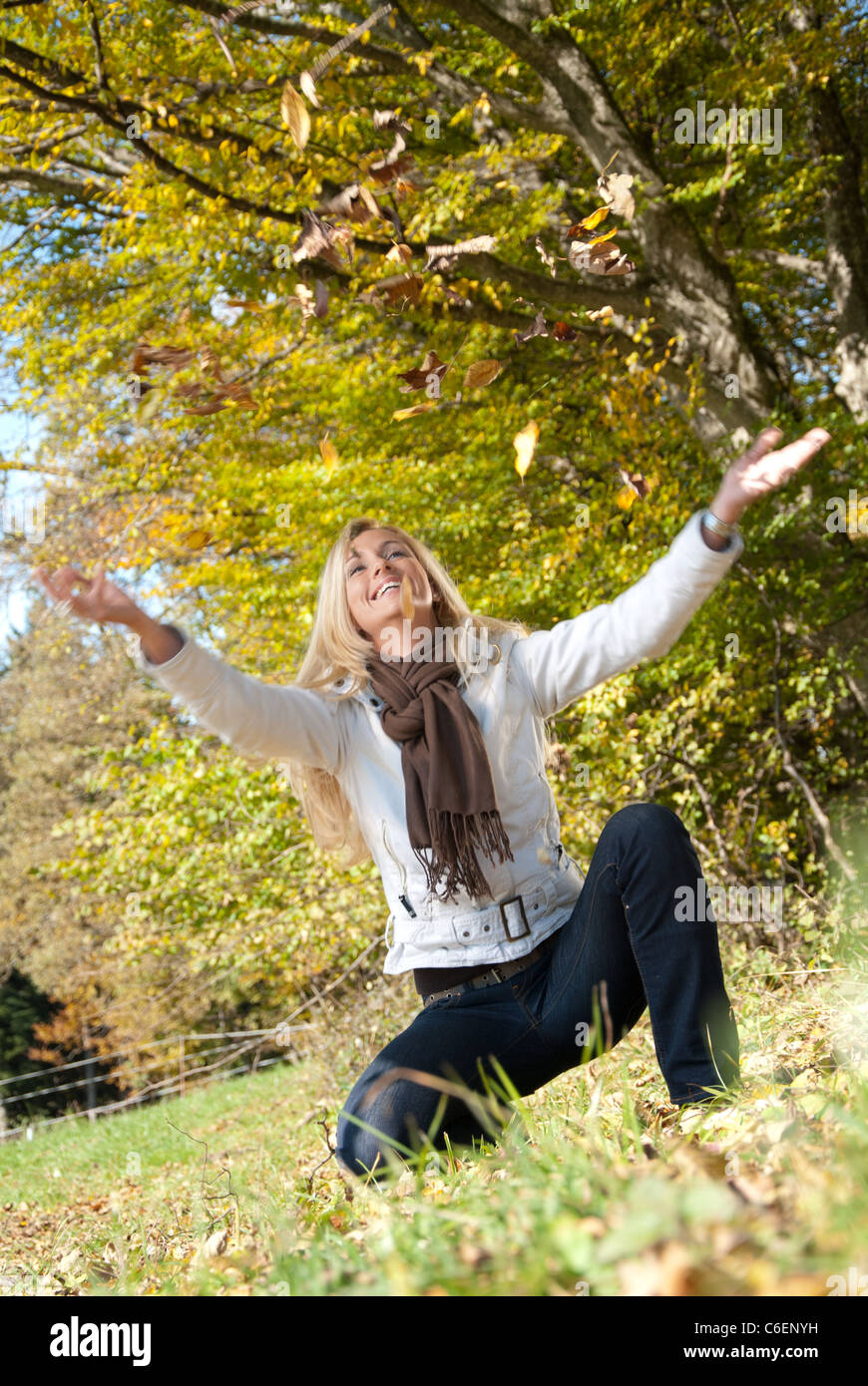 Junge gesunde blonde Frau im Herbst Foto Stock