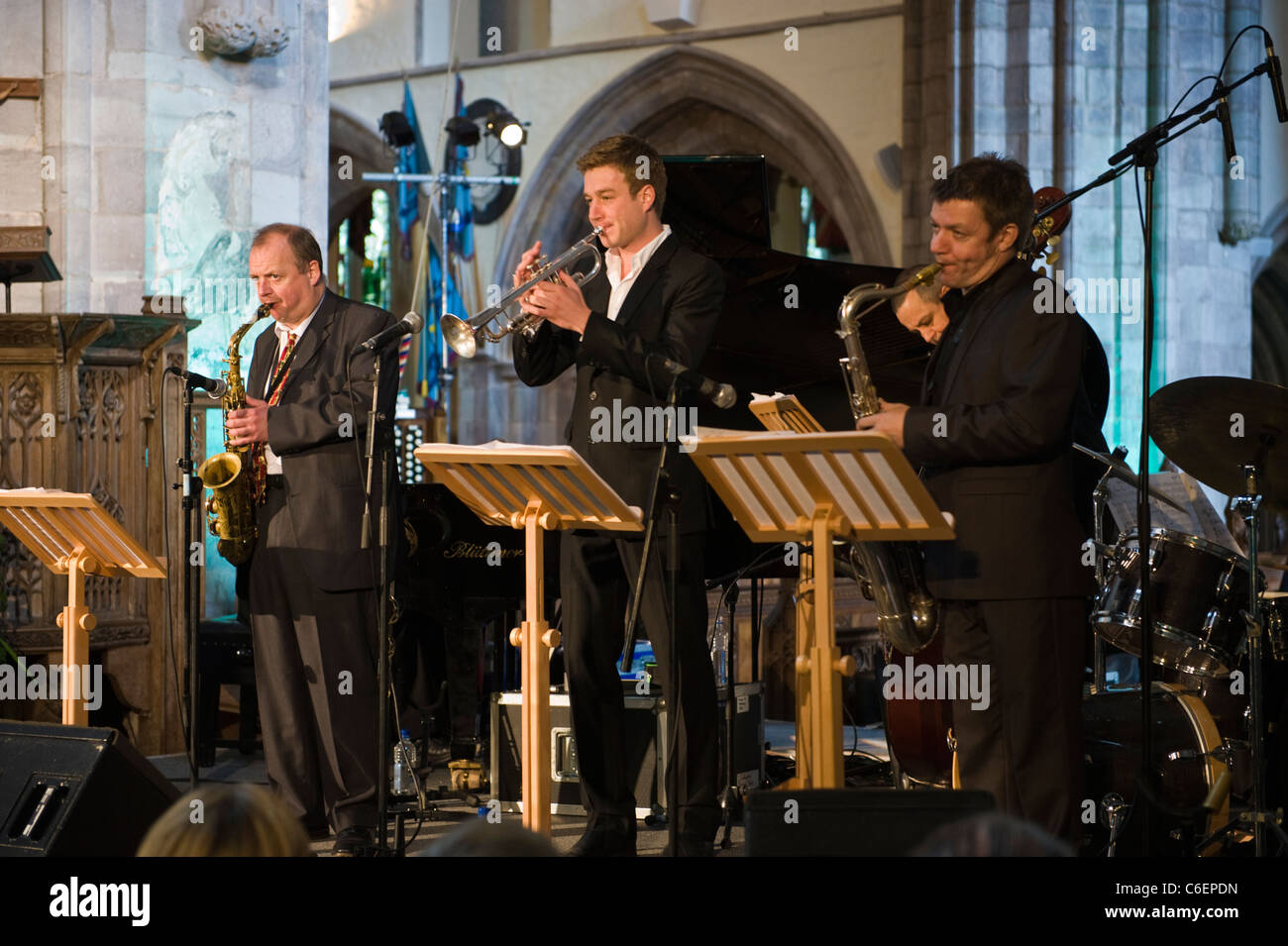 Le pietre miliari omaggio a Miles Davis concerto jazz in Brecon cattedrale durante Brecon Jazz Festival 2011 Foto Stock