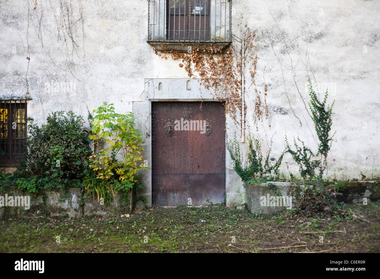 Antica casa rurale facciata con una porta di legno in un chiamato 'Masía " o " come " in Catalogna, Spagna Foto Stock