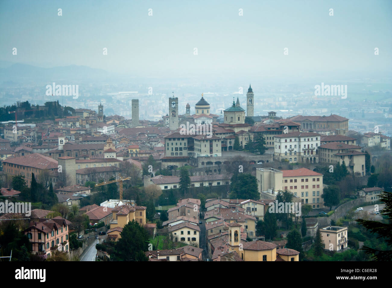 Città vecchia di Bergamo, Italia visto dalla collina sopra. Foto Stock