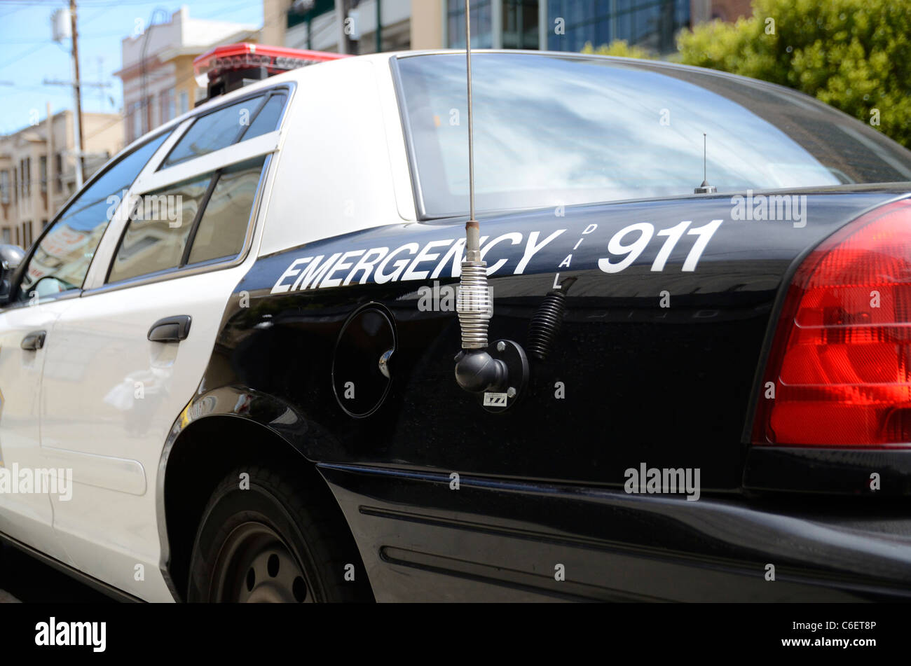 Unità di polizia parcheggiato in strada visualizzando il numero di chiamata dei soccorsi Foto Stock Unità di polizia parcheggiato in strada visualizzando il numero di chiamata dei soccorsi Foto Stock