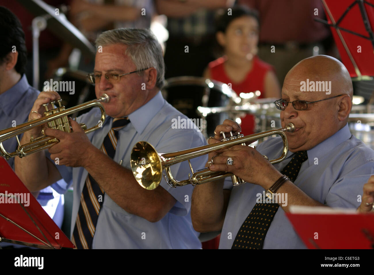 Banda di ottoni giocando in Plaza De Armas in Santiago. Foto Stock