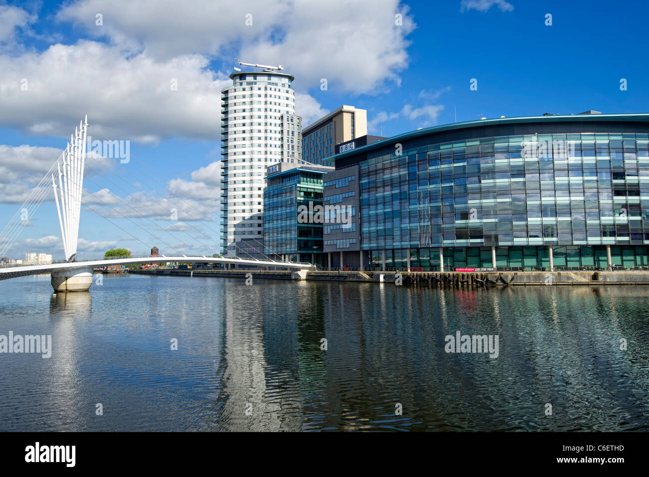 Vista verso la Media City da attraverso uno dei docks a Salford Quays vicino a Manchester, Inghilterra Foto Stock