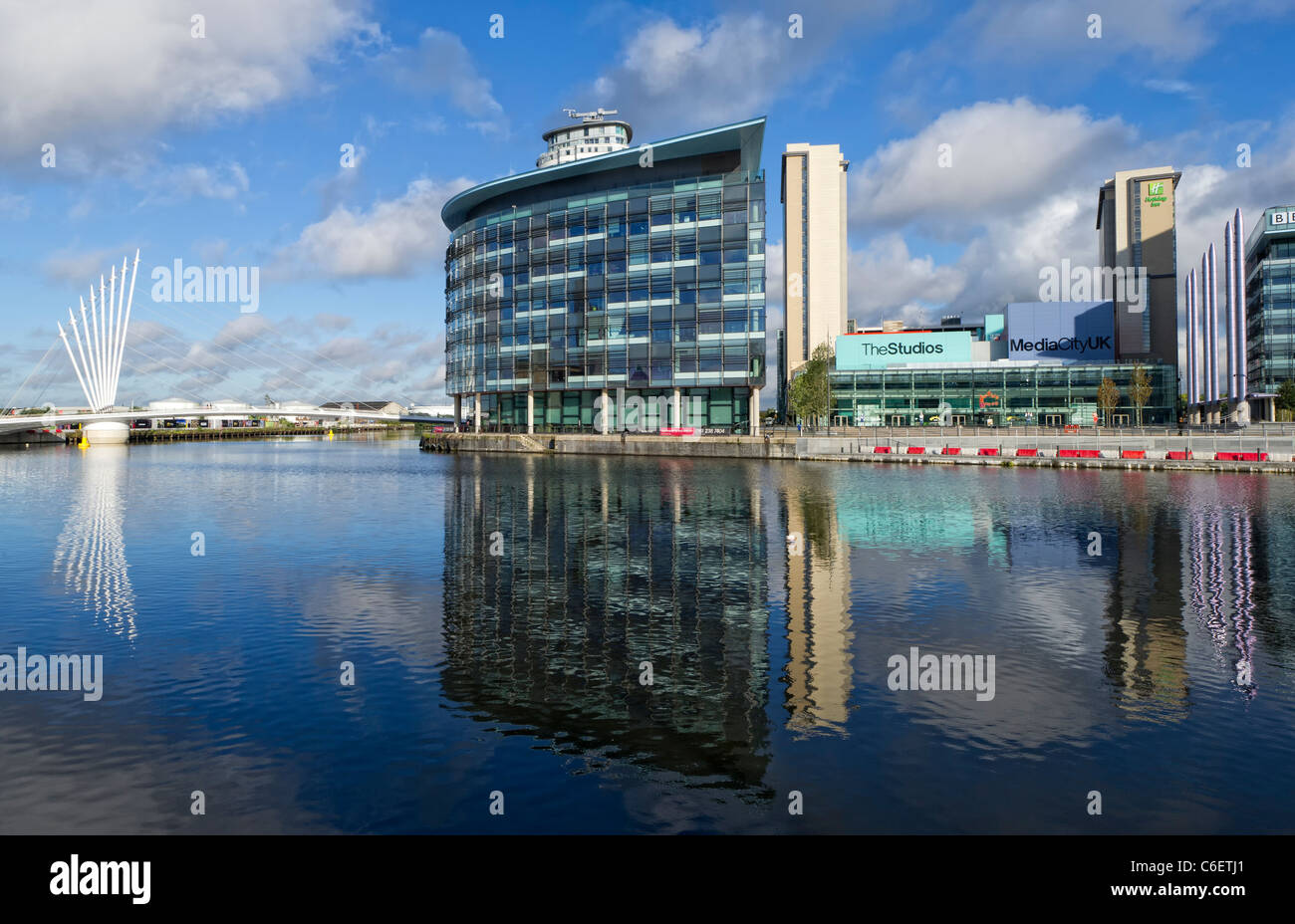 Vista verso uno dei ponti e e Media City UK da attraverso uno dei docks a Salford Quays vicino a Manchester, Inghilterra Foto Stock