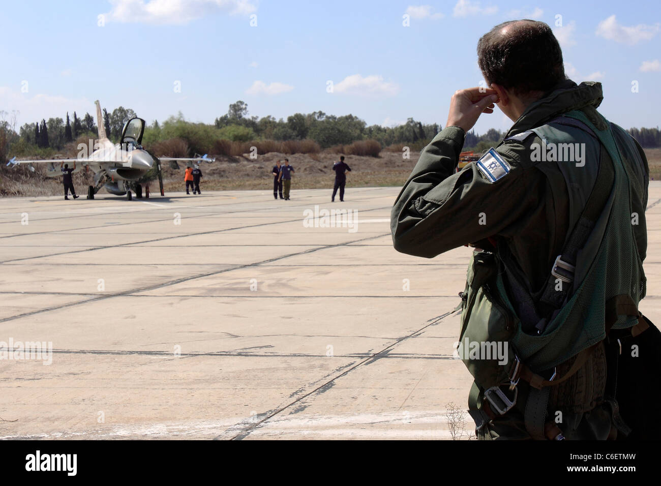Forza Aerea israeliana (IAF) pilota sul percorso verso la sua F-16C (Barak) jet da combattimento Foto Stock