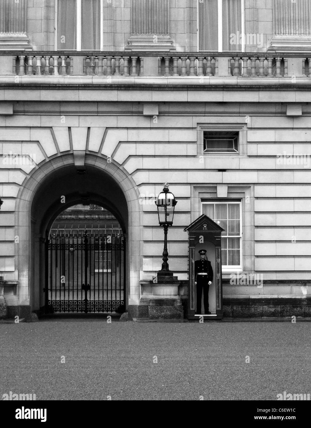 London city uk gran bretagna regno unito gente di strada bus edifici post box mono bianco e nero b&w turismo cartolina Foto Stock