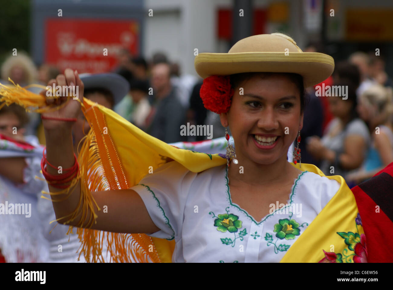 Gli interpreti di Carnevale del Pueblo, in Europa la più grande celebrazione della cultura latino-americana. Foto Stock