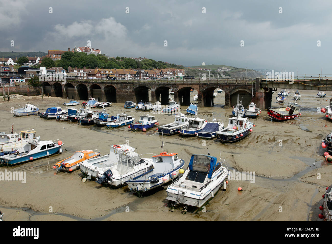 Barche spiaggiata sul fango appartamenti in Folkestone Harbour Foto Stock