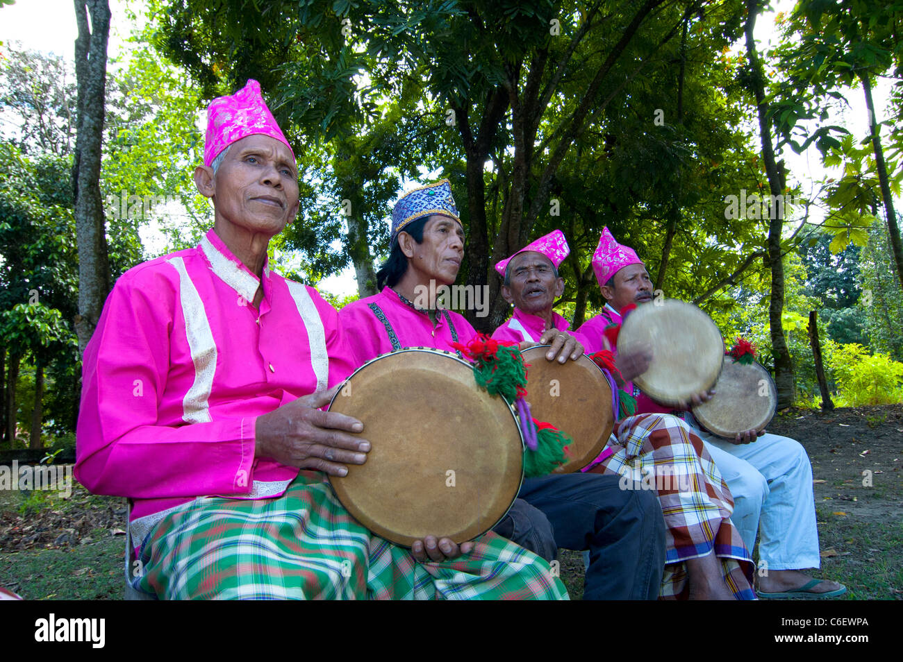 Un gruppo di un uomo la riproduzione di brani di musica tradizionale di Sumbawa Foto Stock