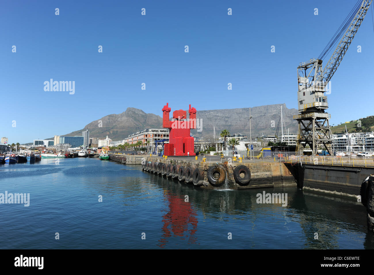 Scultura moderna fatta di coca-cola di casse e Table Mountain, Waterfront, Città del Capo, Western Cape, Sud Africa Foto Stock