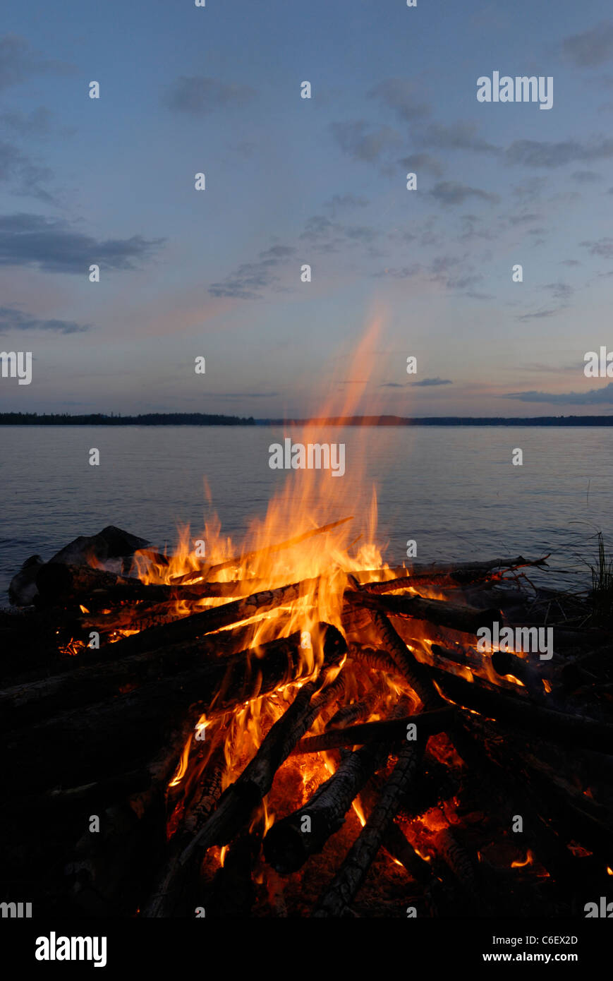 A metà estate il falò dal lago Paijanne, Finlandia Foto Stock