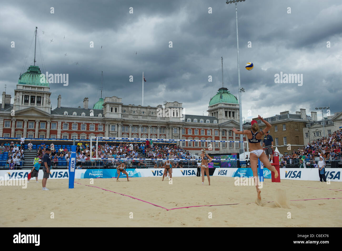 FIVB Beach Volleyball internazionale, Olympic Evento di prova, la Sfilata delle Guardie a Cavallo di Londra - Inghilterra Foto Stock