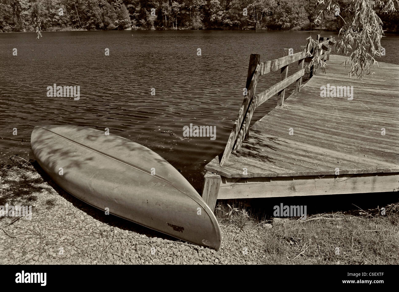 Color seppia foto di Canoa nel paese Foto Stock