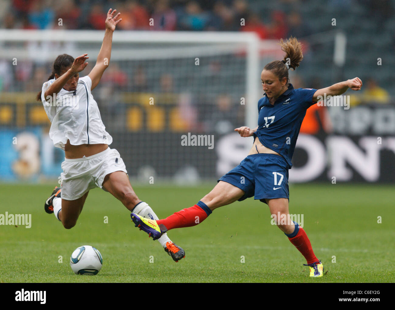 Shannon Boxx degli USA (l) e Gaetane Thiney della Francia (r) stretch per la sfera durante un 2011 Coppa del Mondo Donne semifinale. Foto Stock