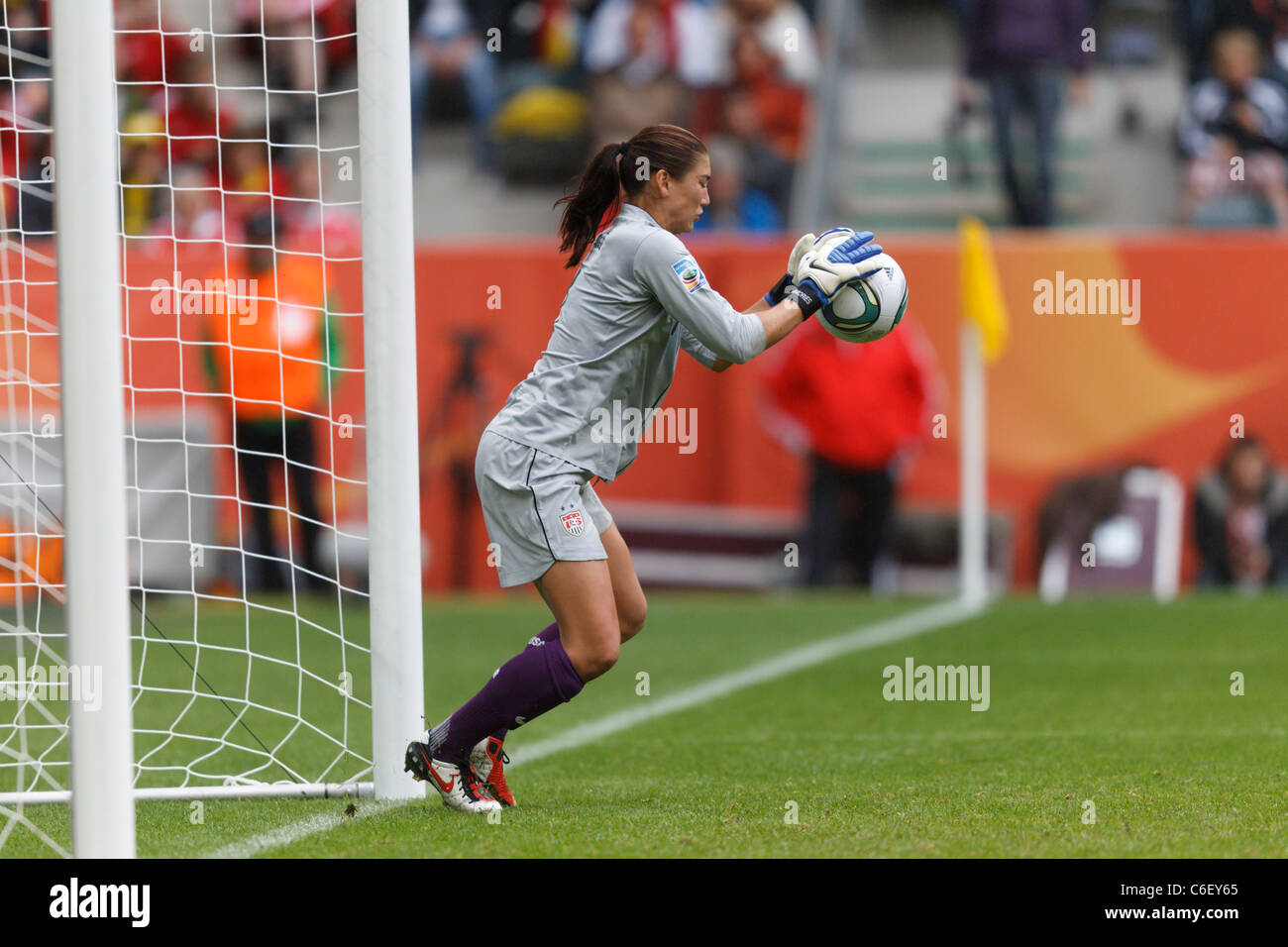 Stati Uniti il portiere speranza solo rende un salvataggio durante una 2011 FIFA Coppa del Mondo Donne semifinale partita contro la Francia. Foto Stock