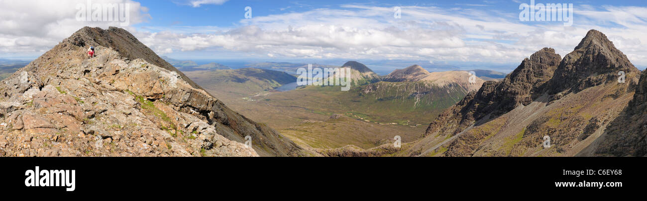 Isola di Skye panorama di montagna. Un Sgurr Bhasteir a Sgurr nan Gillean e la visualizza in basso verso il Loch Sligachan Foto Stock