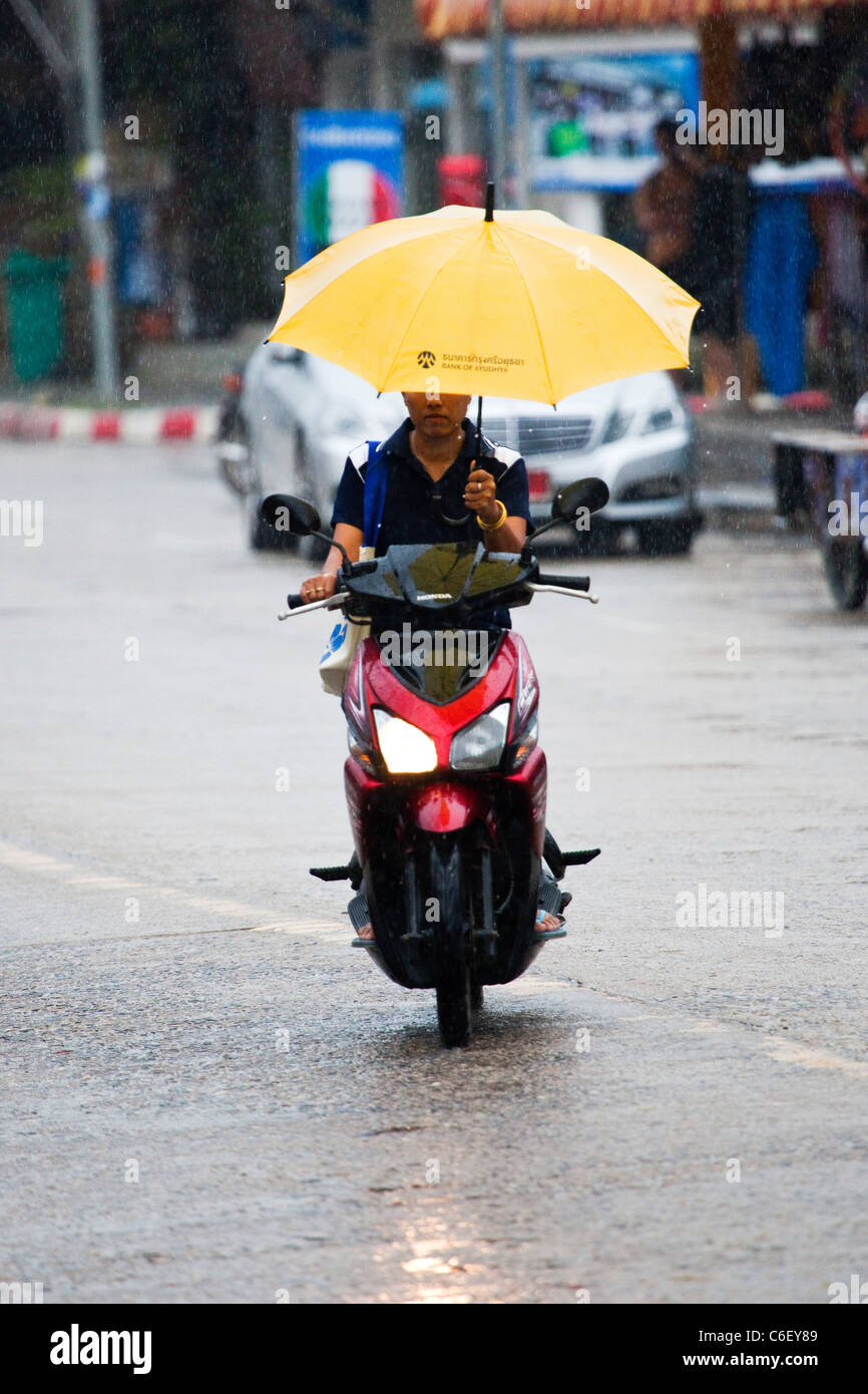 La guida pericolosa in caso di pioggia Foto Stock