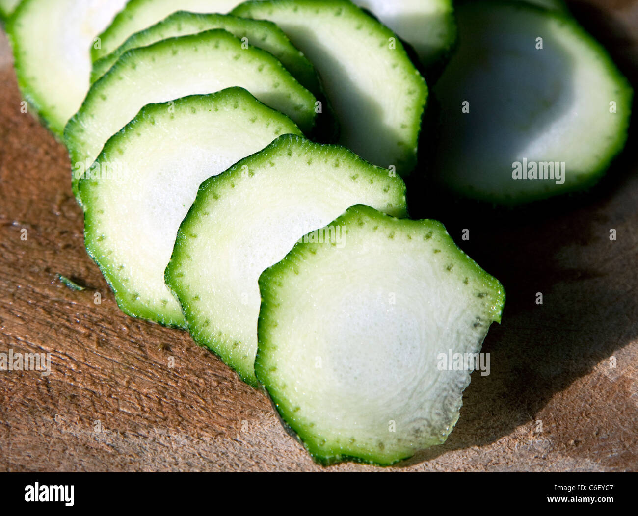 La zucchina tagliata a fette e pronti da cucinare in Londra Foto Stock