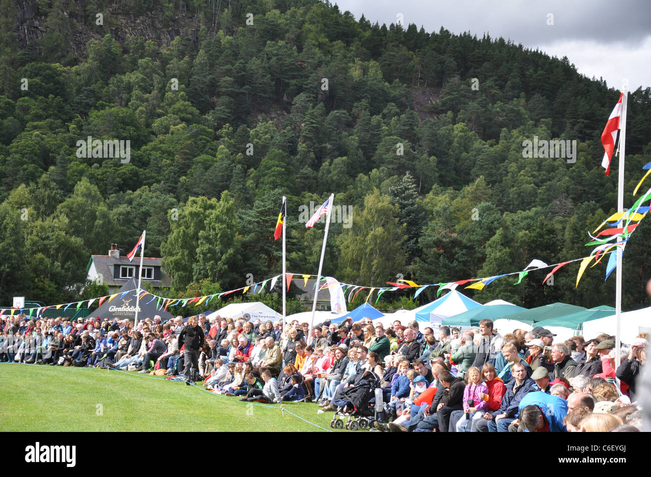 Di fronte alla folla 2011 Ballater Higland Games, Ballater, Royal Deeside, Aberdeenshire, Scotland, Regno Unito Foto Stock