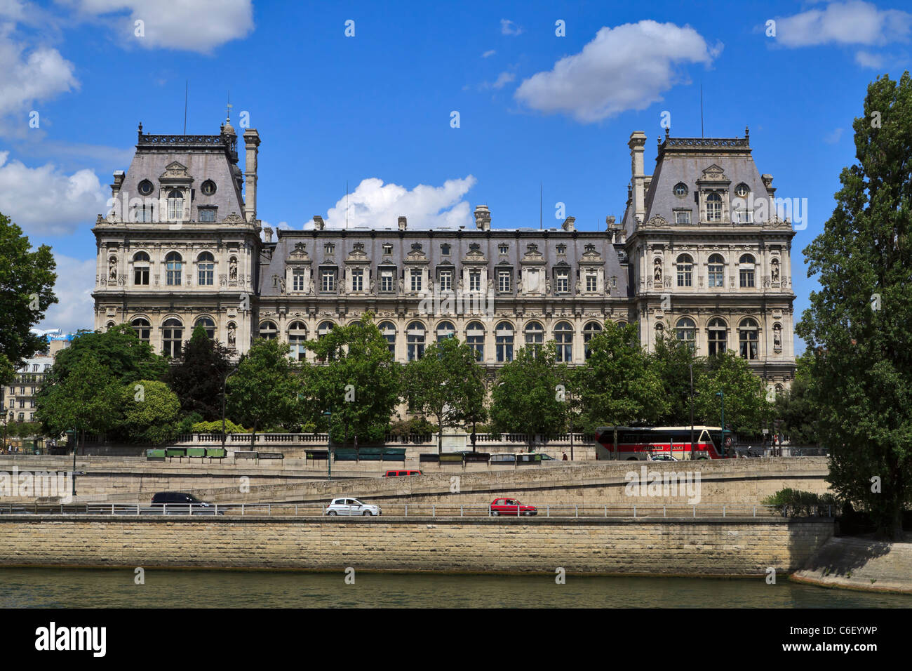 Hotel de la Ville di Parigi dal fiume Senna. Stile rinascimentale francese edificio ospita l'amministrazione della città di Parigi. Foto Stock