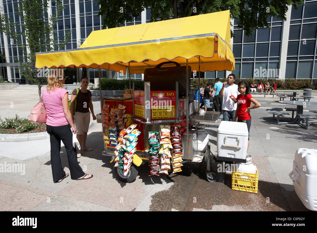 La gente per strada hotdog vendor carrello venditore in downtown Winnipeg Manitoba Canada Foto Stock