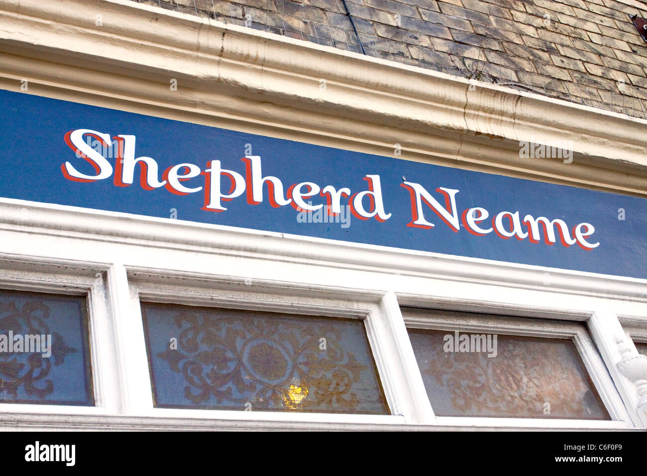 Pastore Neame - Kent birrai. Signwriting sulla finestra di pub. Foto Stock