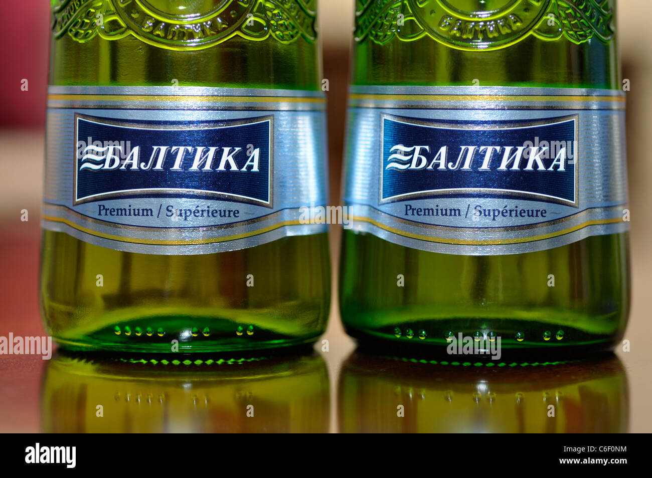 Primo piano di due bottiglie di birra lager russo / Birra Baltika Foto Stock