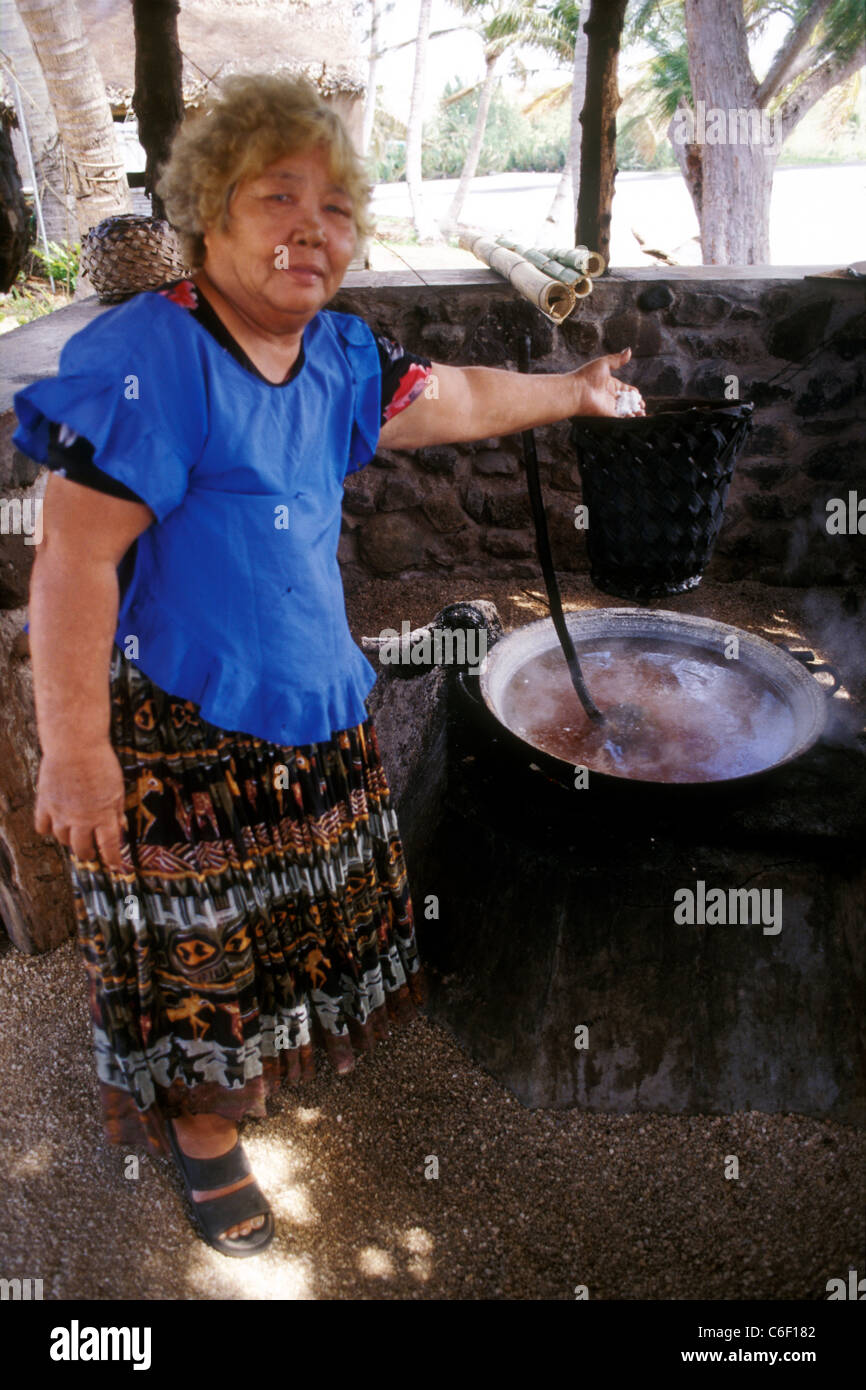 Un Chamorro donna cuochi tradizionale pasticceria di noce di cocco in previsione della festa del villaggio o festival, Guam. Foto Stock