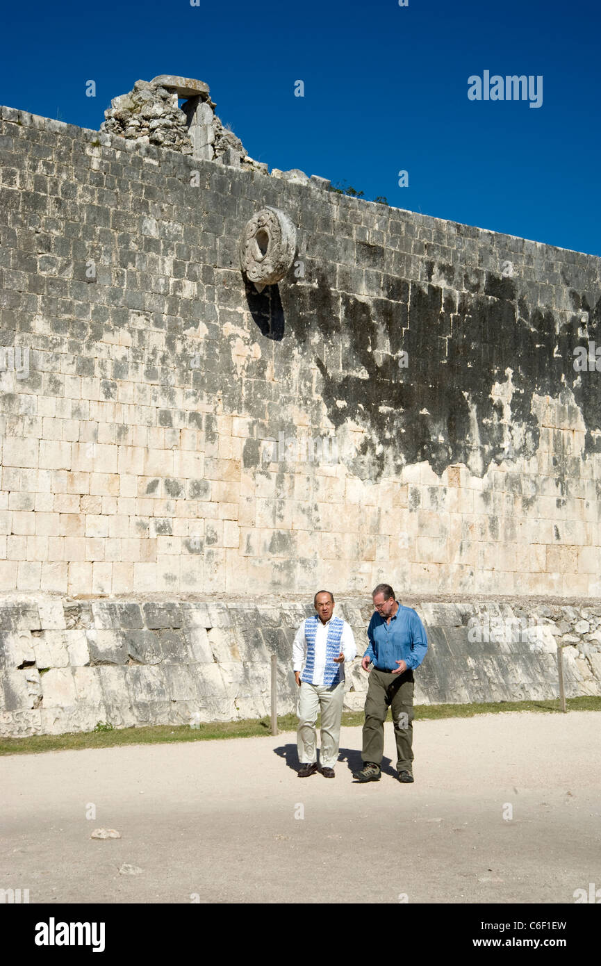 Presidente Felipe Calderon del Messico tours Chichen Itza con Peter Greenberg Foto Stock