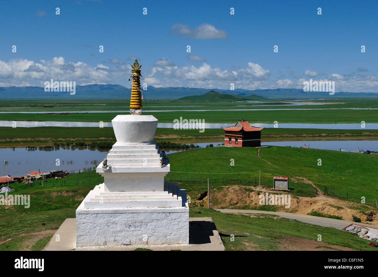 Un buddista tibetano stupa si distingue per il Fiume Giallo. Sichuan, in Cina. Foto Stock