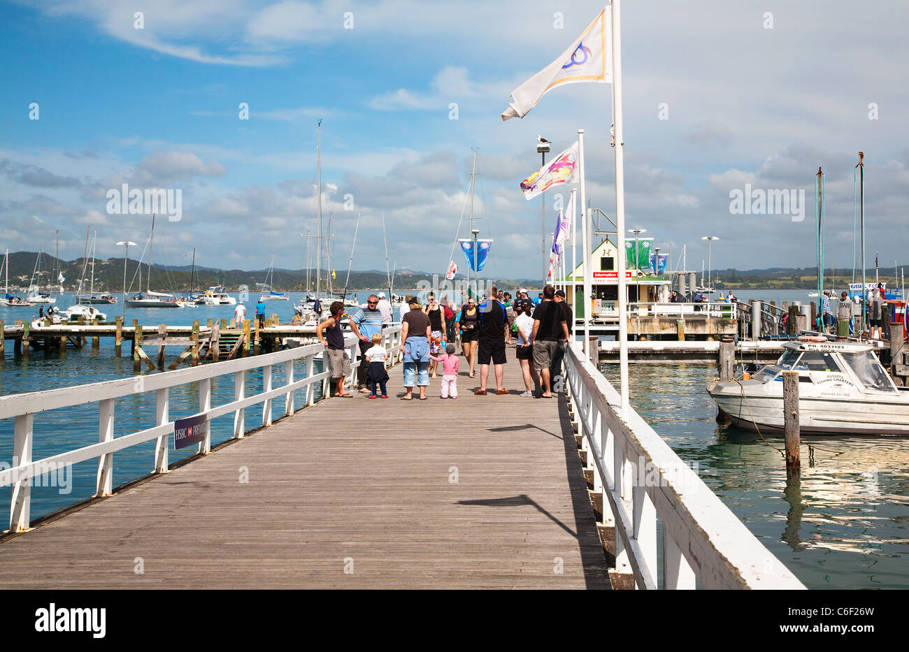 La gente sul molo, wharf, al Russell, Baia delle Isole, Northland e North Island, Nuova Zelanda. Estate Foto Stock
