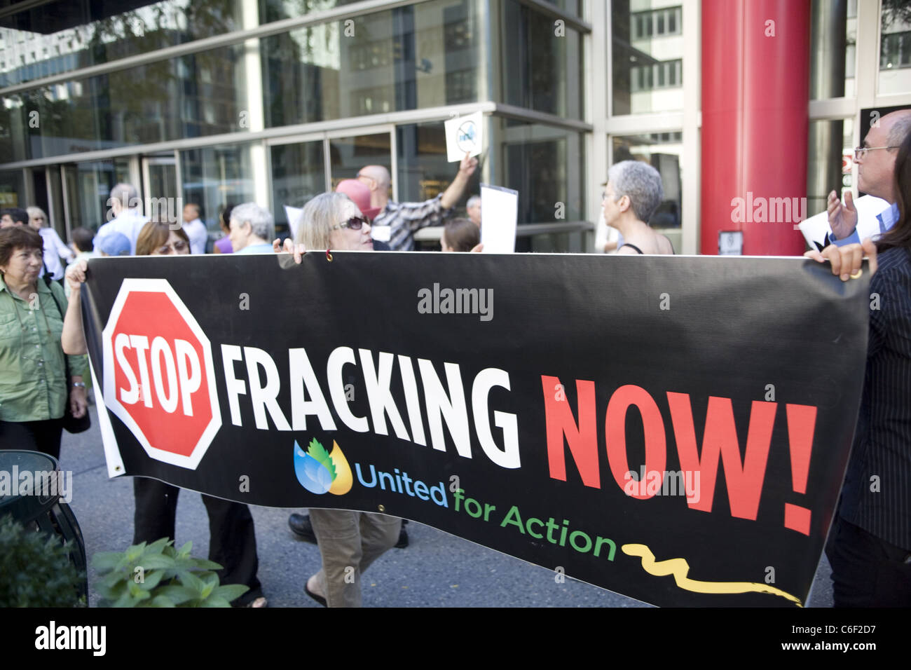 I cittadini manifestano di fronte N.Y. Gov. Cuomo's NYC office per la messa al bando della sporca, acqua tecnologia inquinante di fracking idraulico Foto Stock