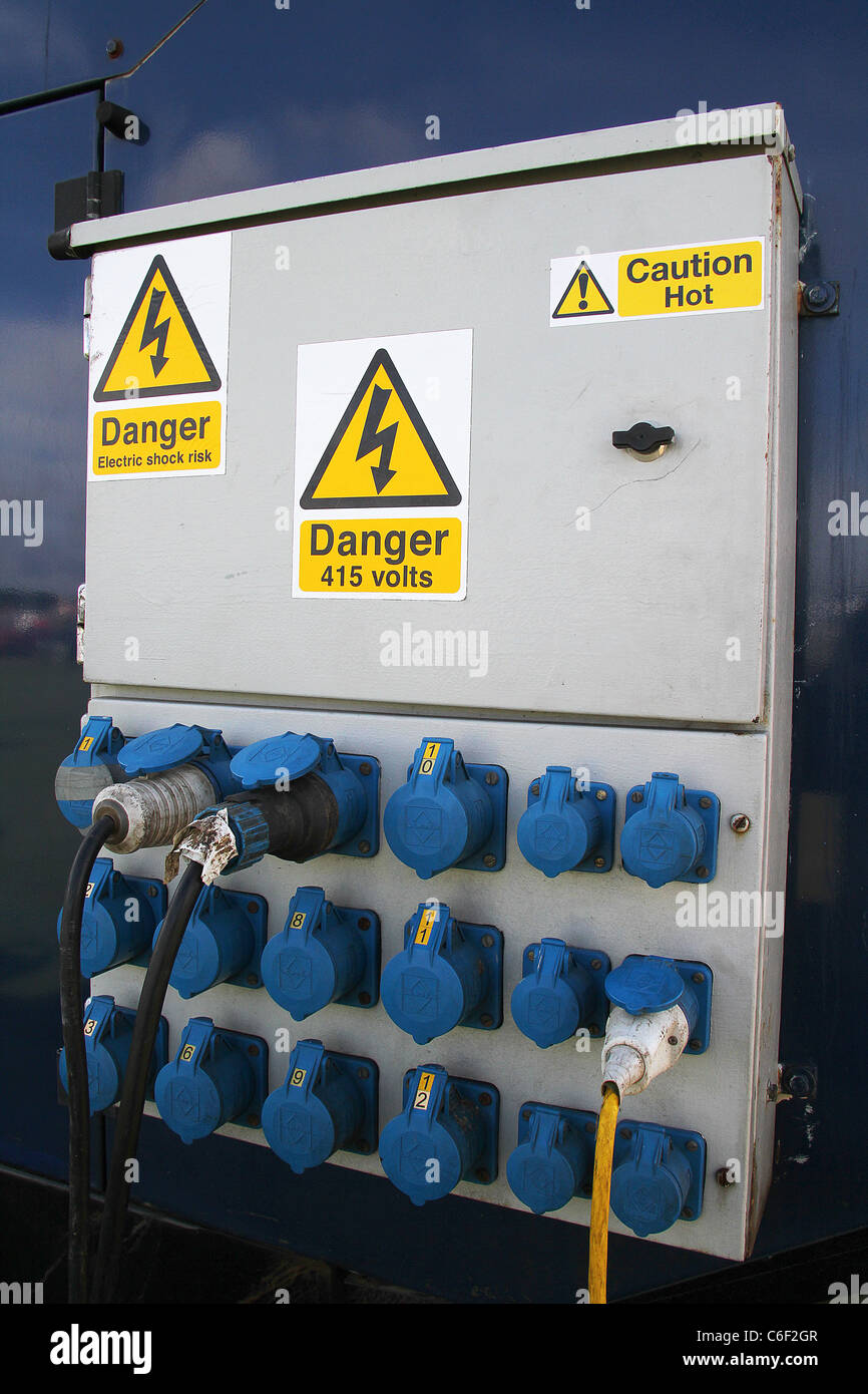 Outdoor acqua prova scatola di distribuzione alimentazione con le prese e le spine. Foto Stock