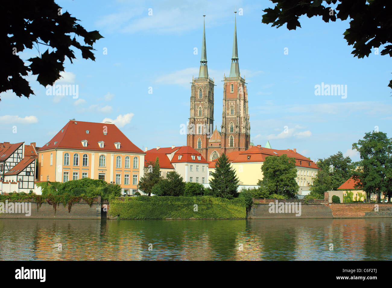 San Giovanni cattedrale gotica del fiume Odra Arcivescovado in una soleggiata giornata estiva Ostrow Tumski Wroclaw Bassa Slesia Polonia Foto Stock