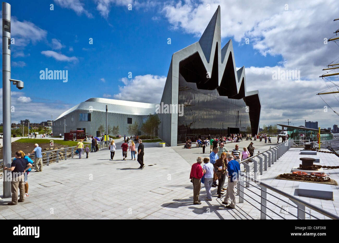 Nuova costruzione Riverside Museum sul fiume Clyde a Glasgow con mostre che ritraggono la Scozia la storia dei trasporti e viaggi Foto Stock