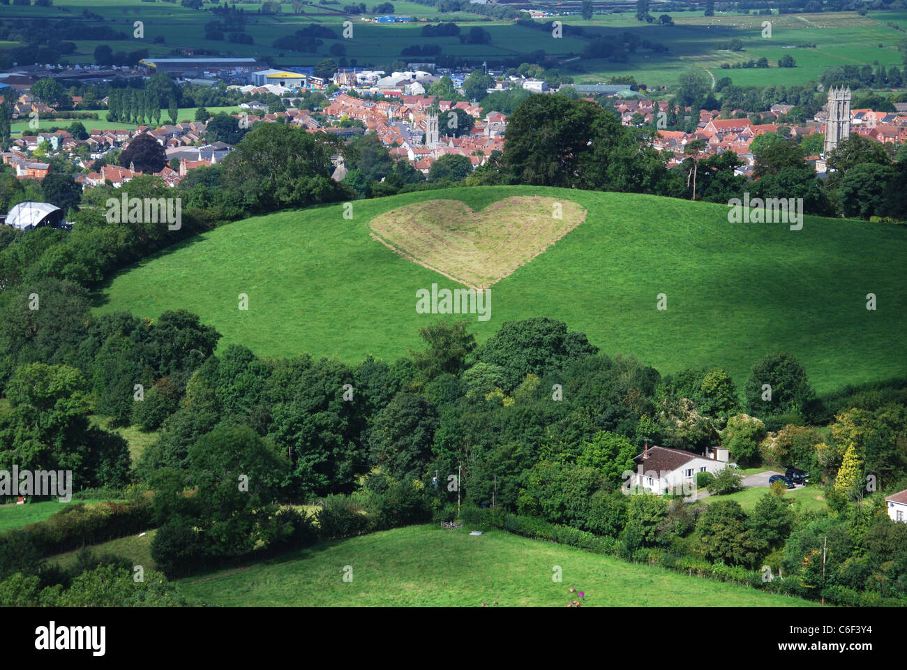 Calice Hill con il cuore come si vede da Glastonbury Tor Somerset Foto Stock