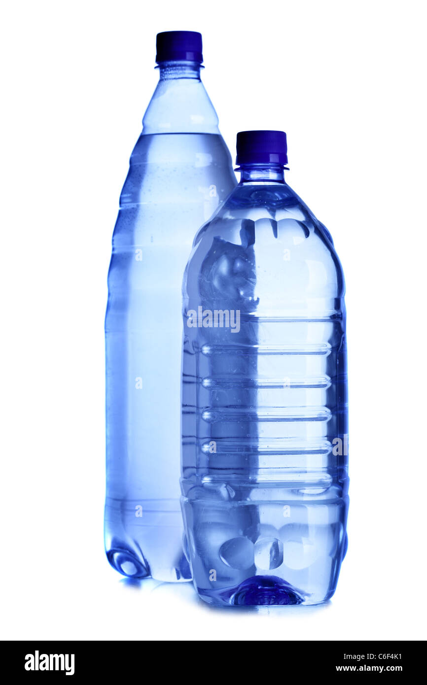 Due bottiglie di acqua isolate su uno sfondo bianco Foto Stock