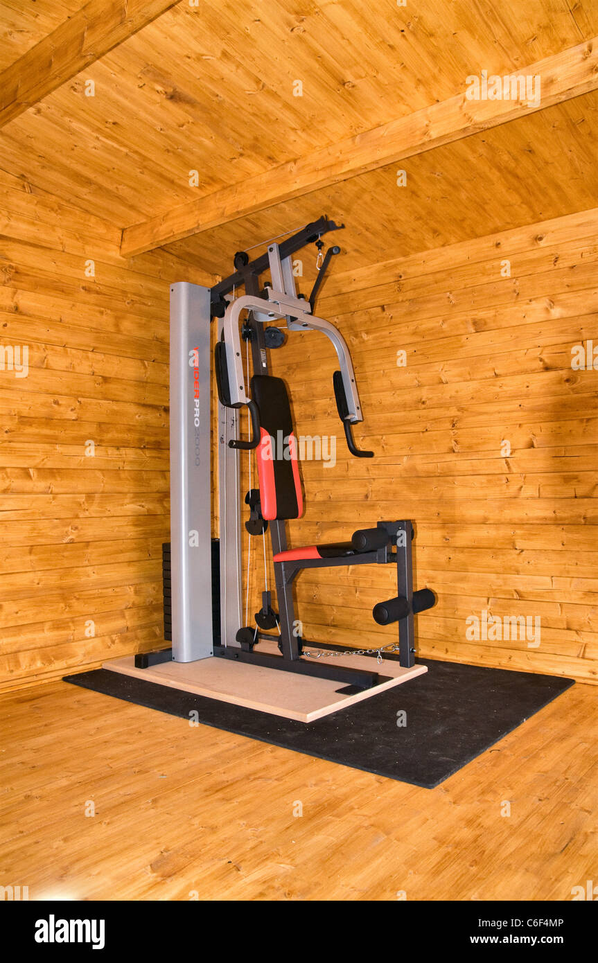 Palestra multifunzione esercizio peso macchina di sollevamento - Weider Pro  2000 All'interno di un log cabin Foto stock - Alamy